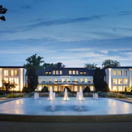 Garten des Familienhotels Feldberger Hof mit Springbrunnen 