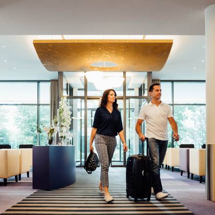 Erfreute Gäste betreten das Familienhotel Feldberger Hof 