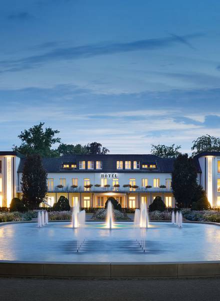 Garten des Familienhotels Feldberger Hof mit Springbrunnen 