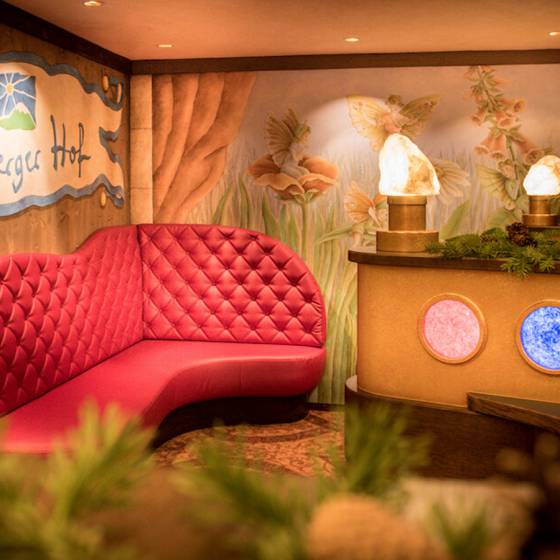 Schön eingerichtete Hotellobby des Familienhotels Feldberger Hof