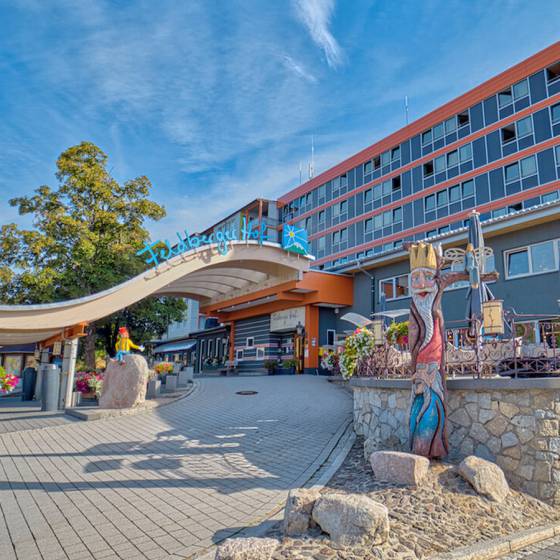 Eingangsbereich des Familienhotels Feldberger Hof mit großer Einfahrt 