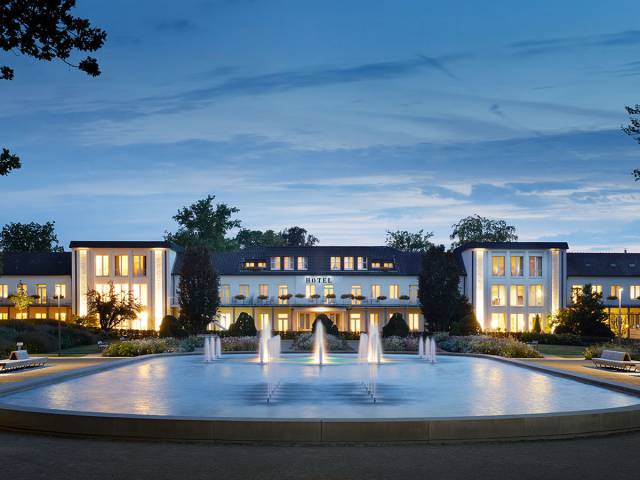 Garten des Familienhotels Feldberger Hof mit Springbrunnen 