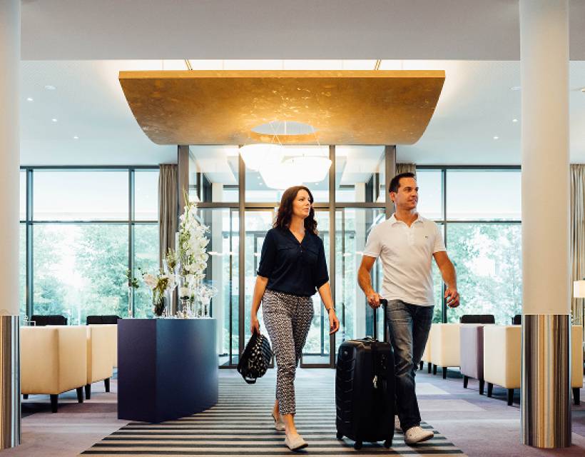 Erfreute Gäste betreten das Familienhotel Feldberger Hof 